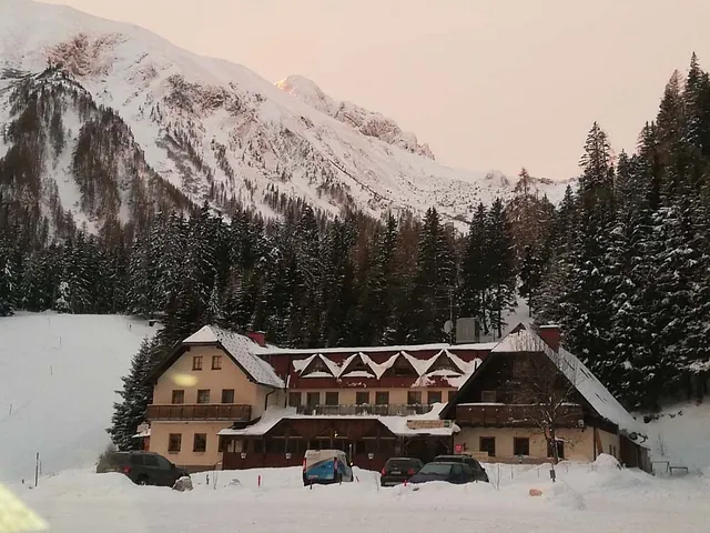Pärchen schläft im Hotel