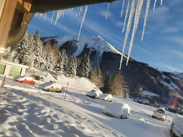 Frau mit Ski