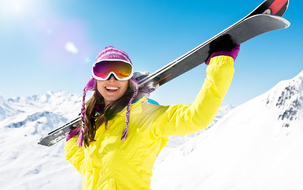 Frau mit Ski